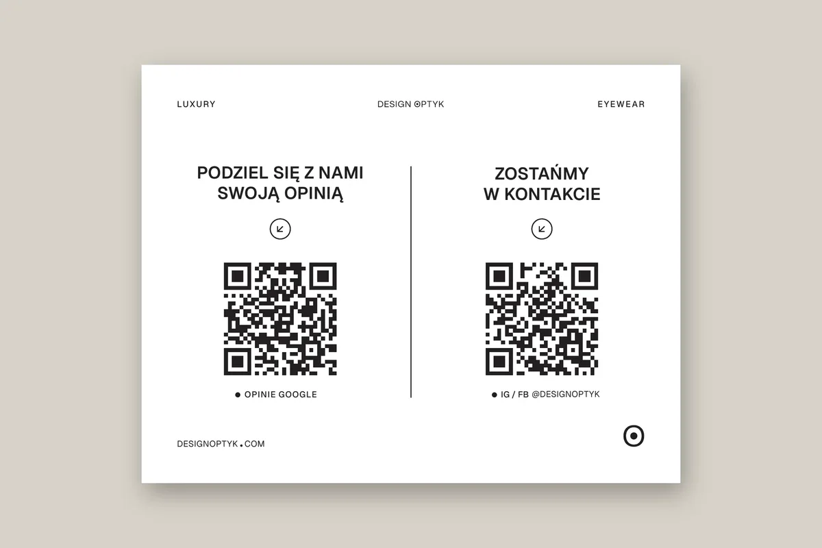 Tabliczka Design Optyk z dwoma kodami QR: „Podziel się z nami swoją opinią” i „Zostańmy w kontakcie”.