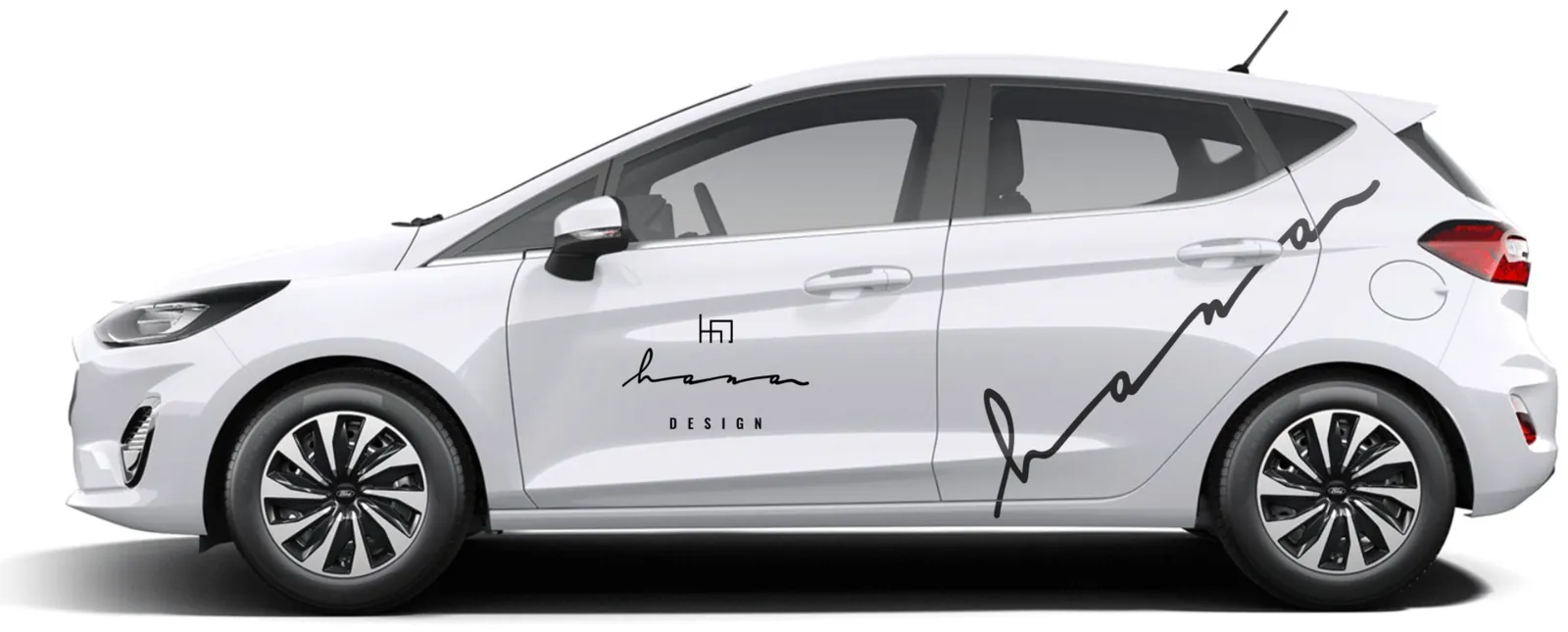 Biały Ford Fiesta z czarną linią napisu „hana” na boku i ikonami mebli.