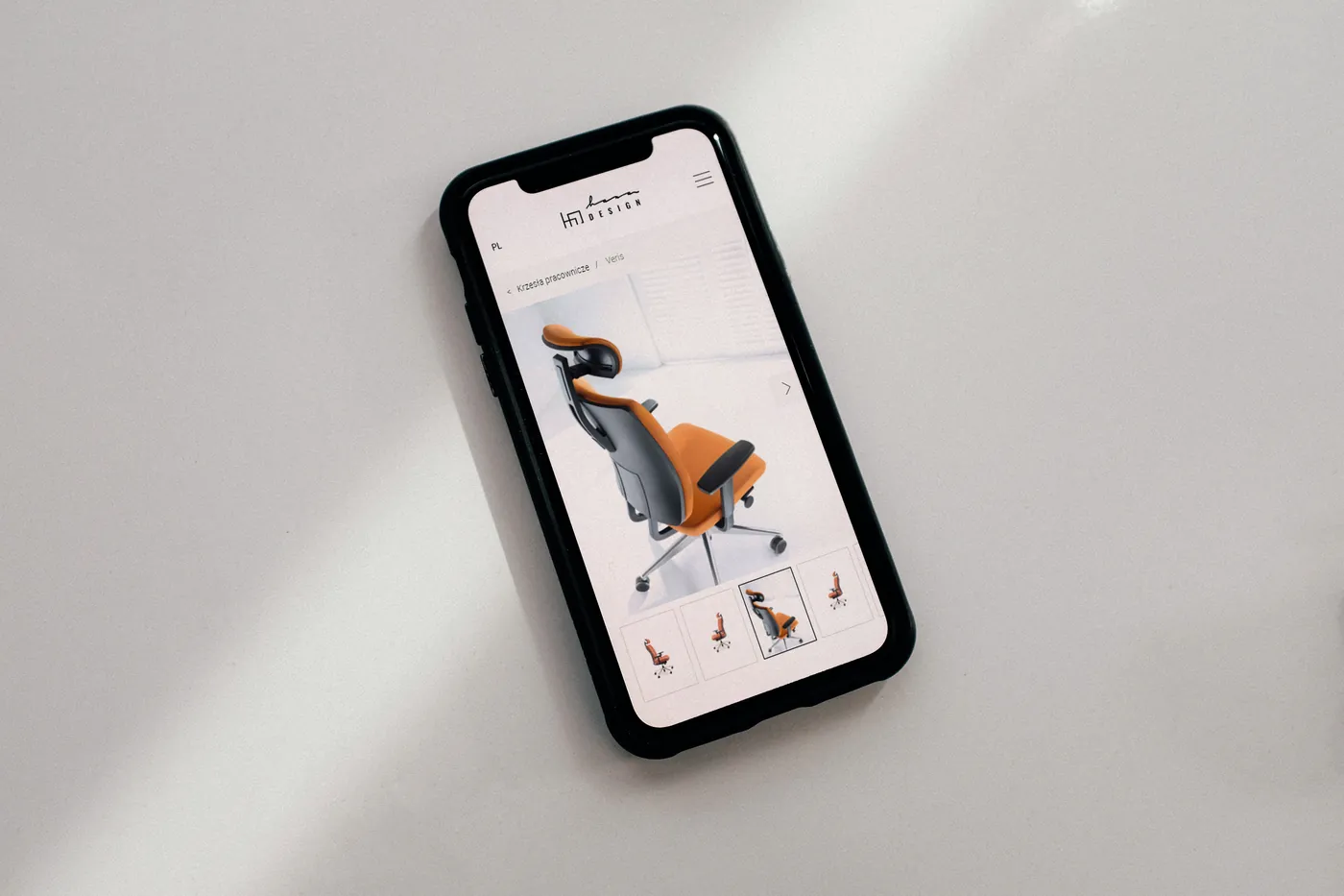 Telefon z kartą produktu hanadesign.pl: pomarańczowe krzesło biurowe.