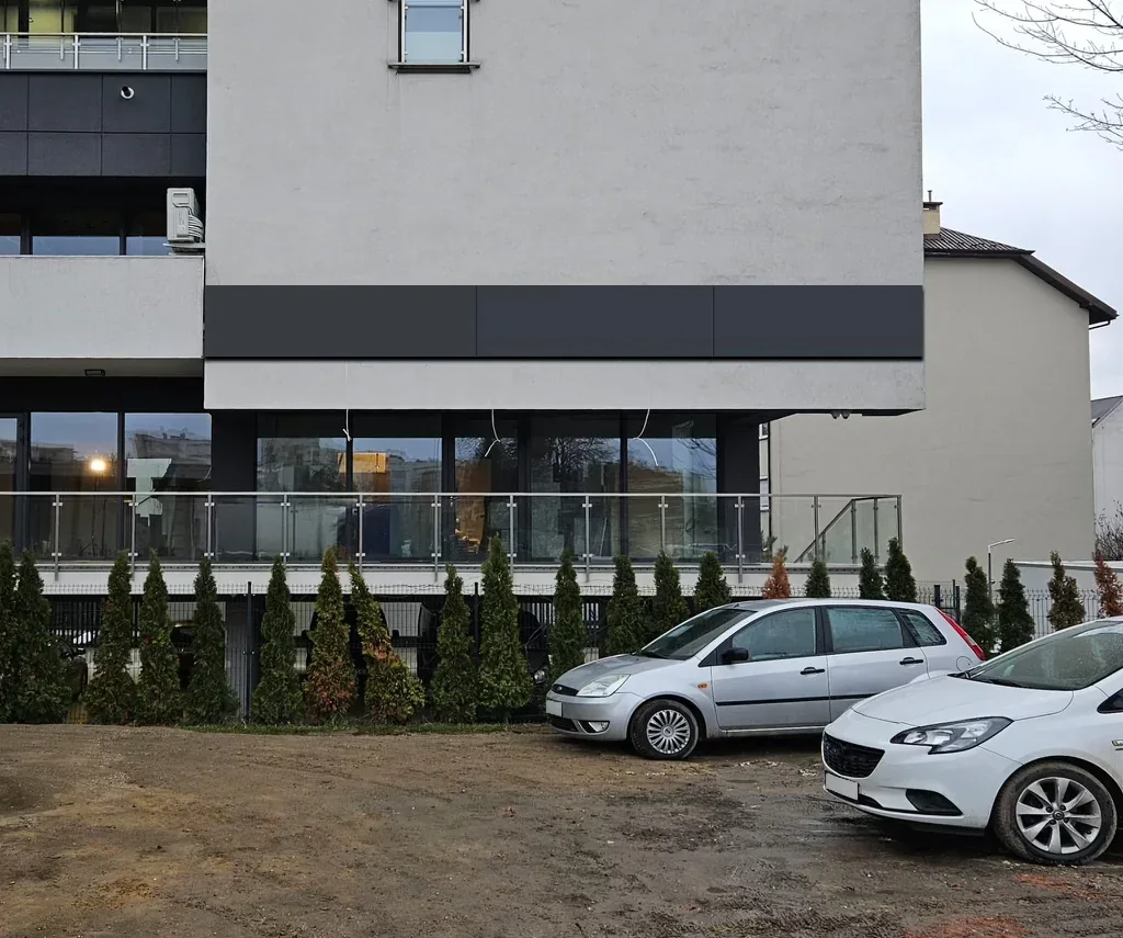 Budynek kliniki z pustym pasem nad parterem