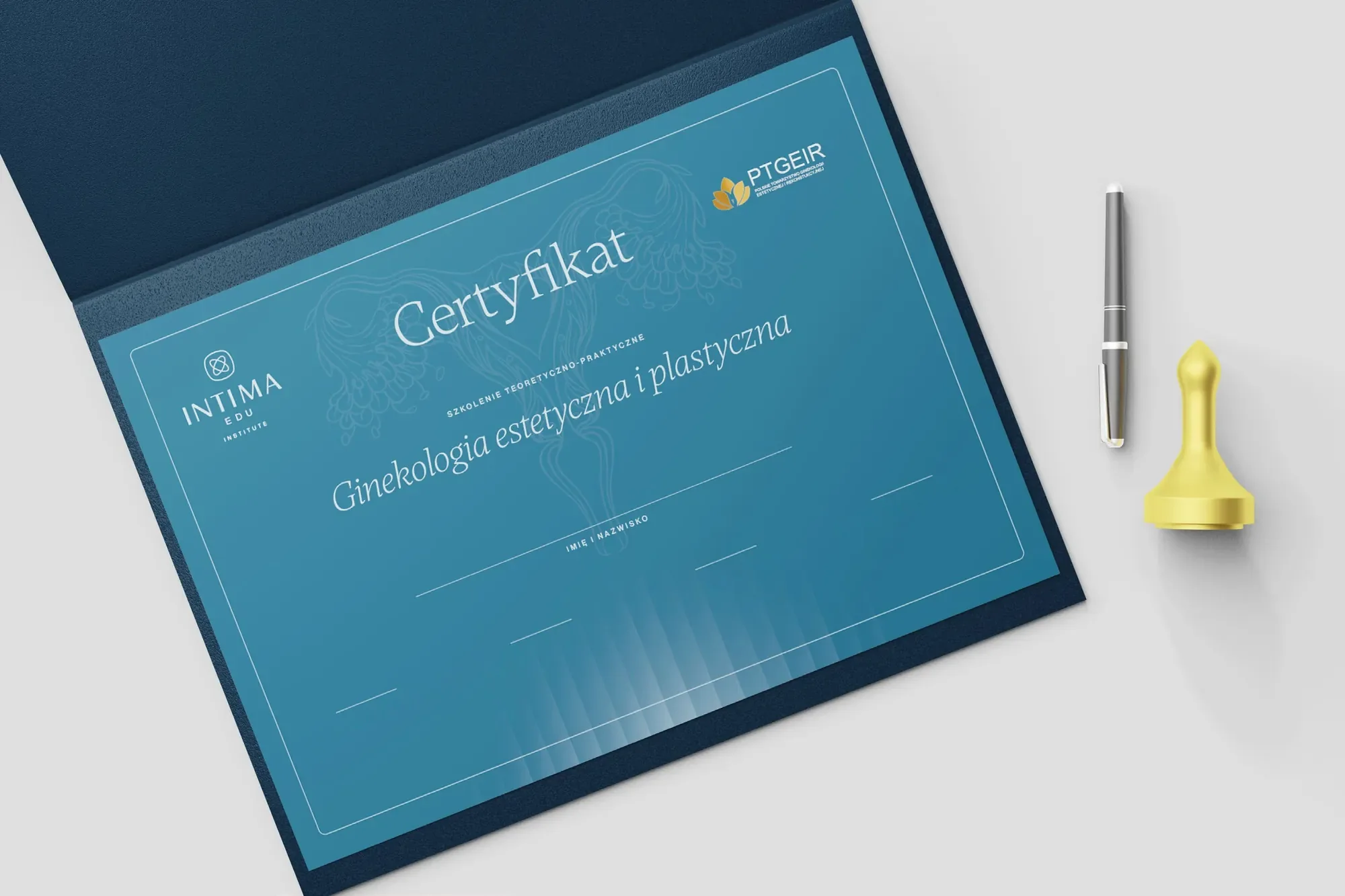 Certyfikat ukończenia szkolenia Intima Edu w granatowej okładce