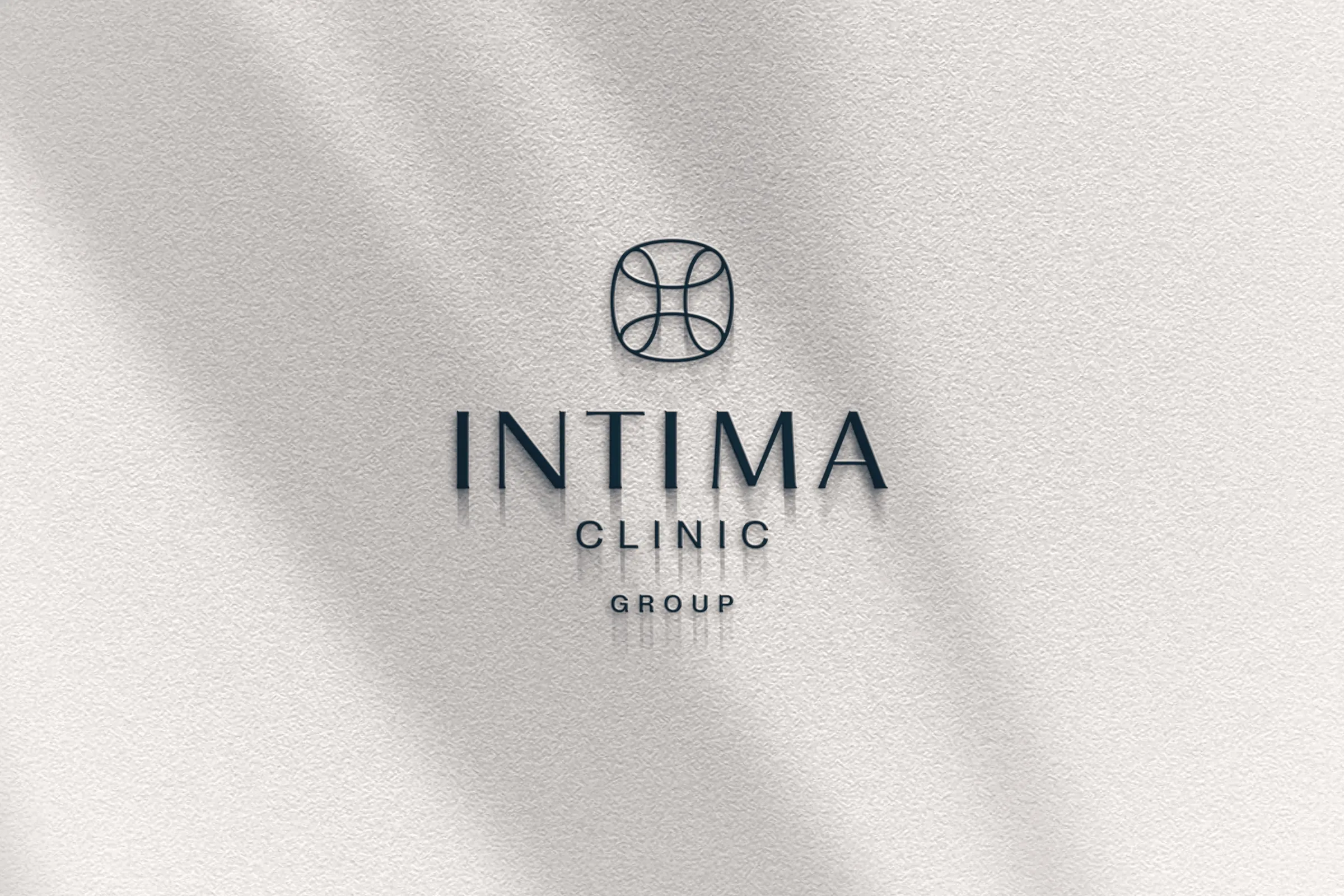 Logo Intima Clinic Group wytłoczone w papierze