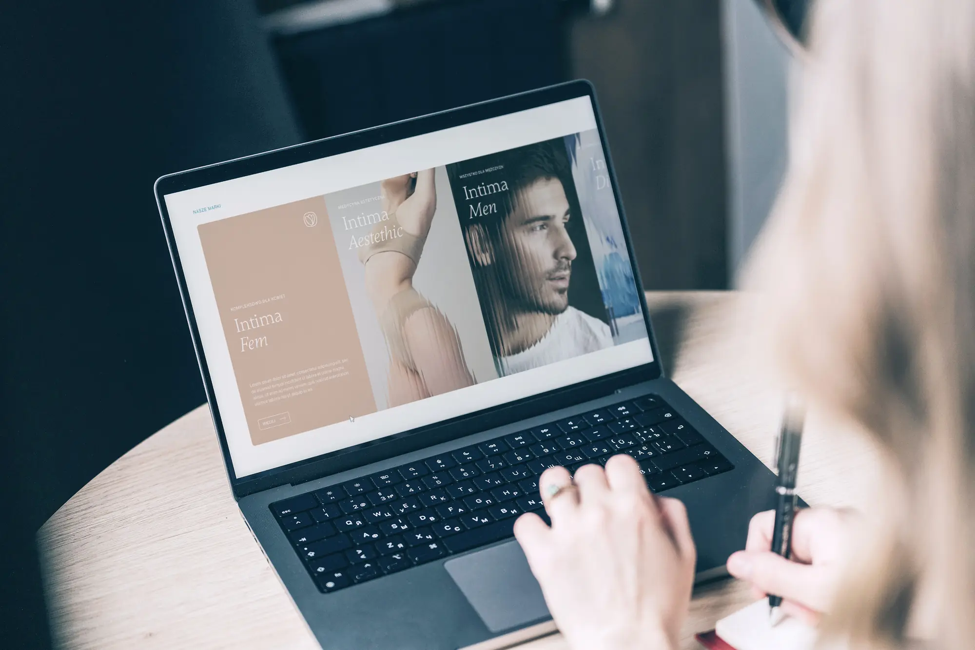 Strona Intima Clinic na laptopie