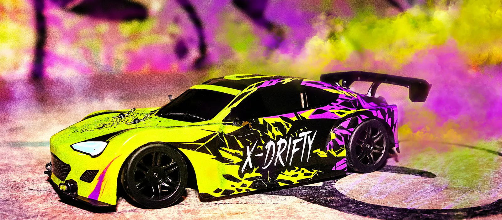 Auto do driftu w różowym i limonkowym dymie
