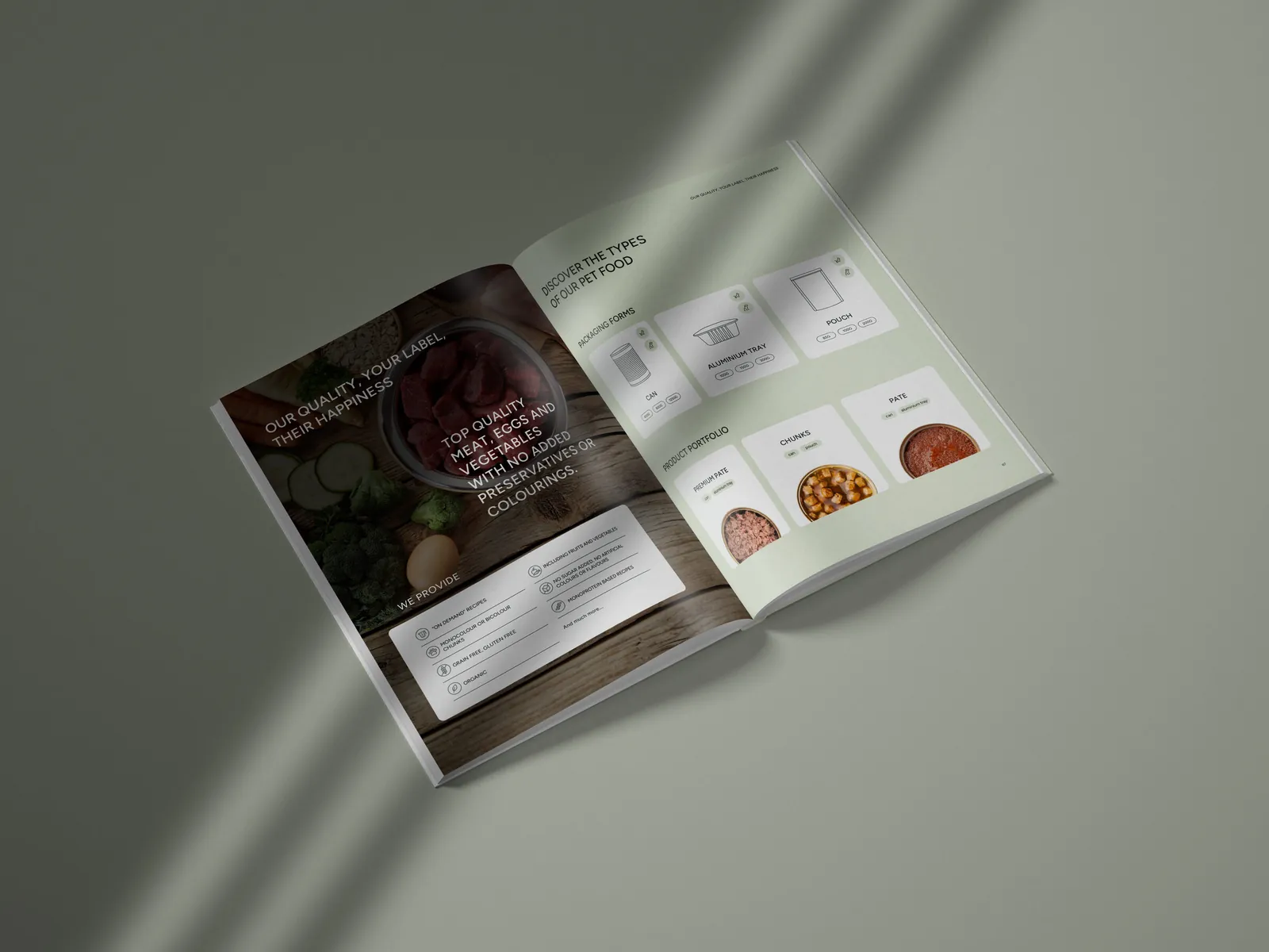 Rozkładówka katalogu PetCuisine ze składnikami karmy, opakowaniami i portfolio produktów