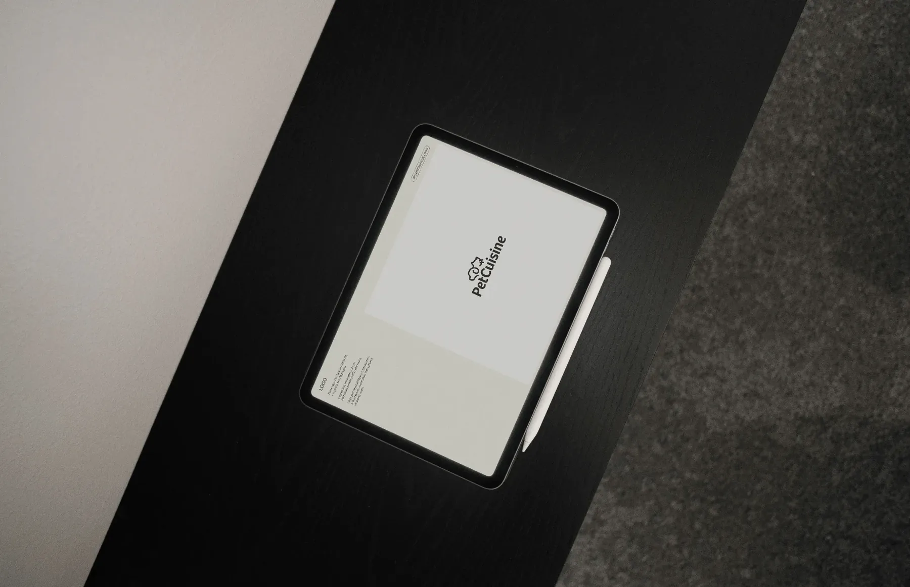Tablet z logo PetCuisine na ciemnym stole