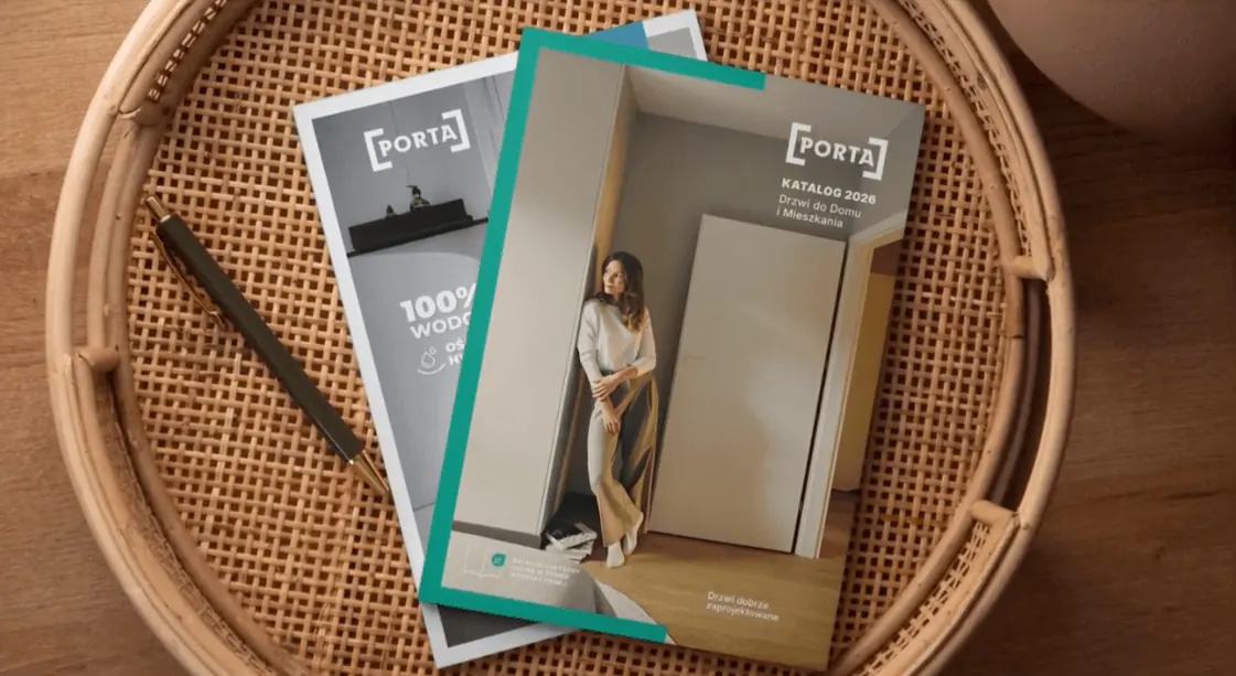 Dwa katalogi Porta w wiklinowym koszu
