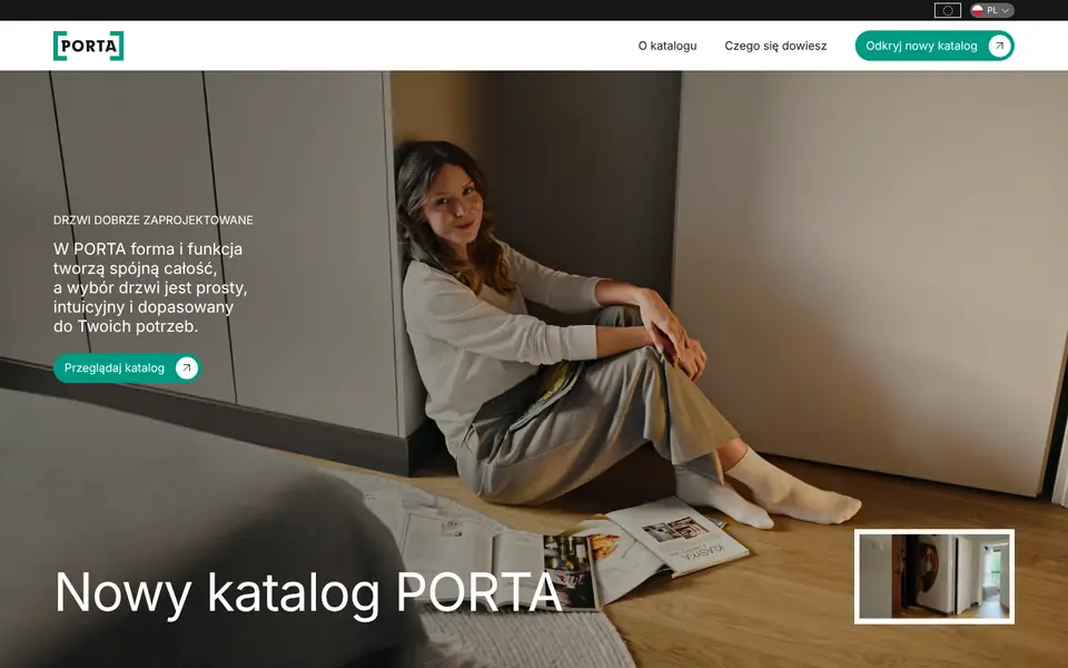 Strona katalogu: „Nowy katalog Porta” na zdjęciu kobiety z katalogiem