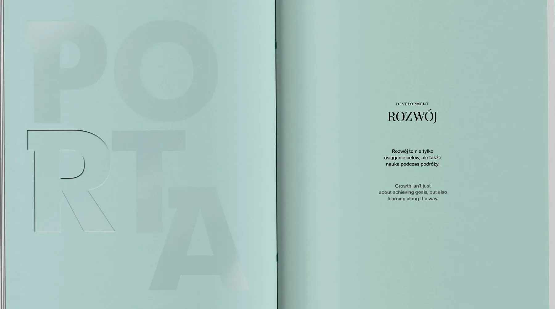 Rozkładówka „Rozwój” na miętowym tle z tłoczonymi literami
