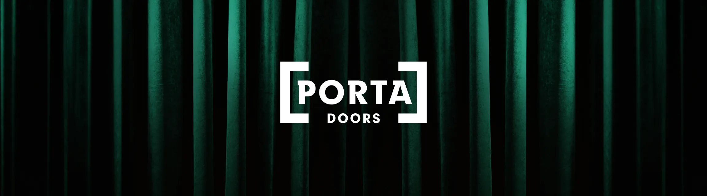 Logo Porta na tle zielonej aksamitnej kurtyny
