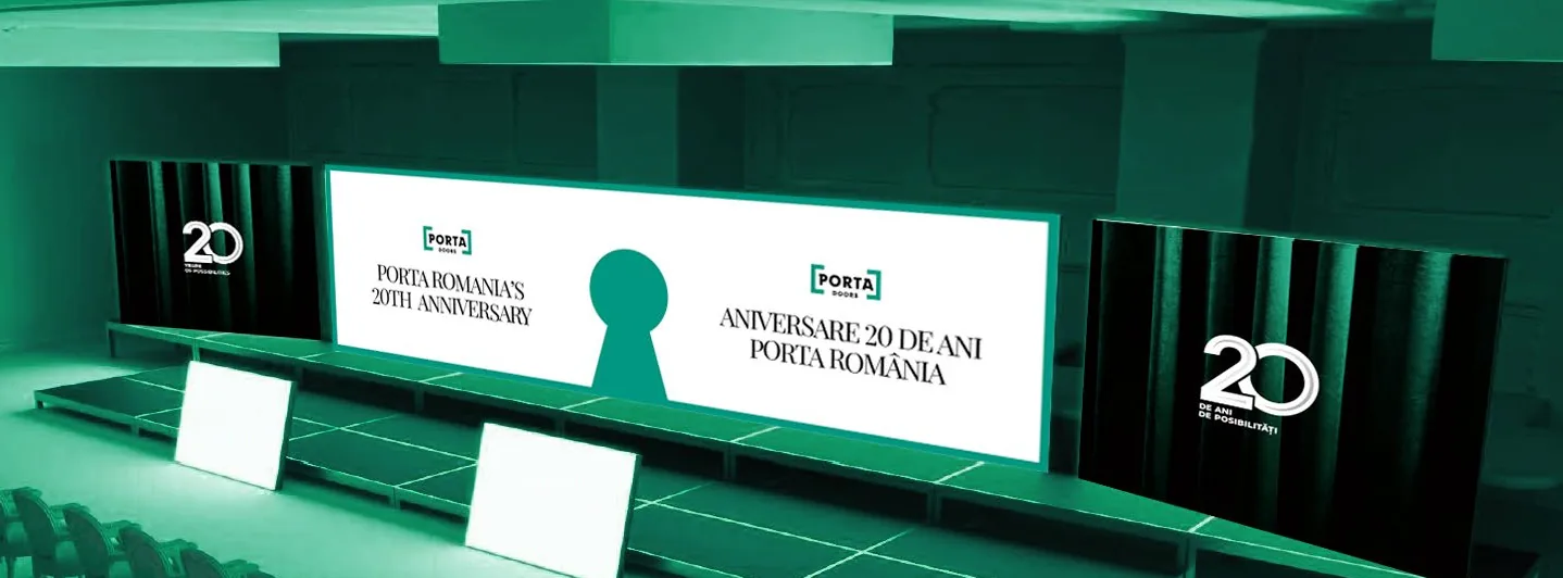 Scena konferencji z trzema ścianami LED: dziurka od klucza i znak 20