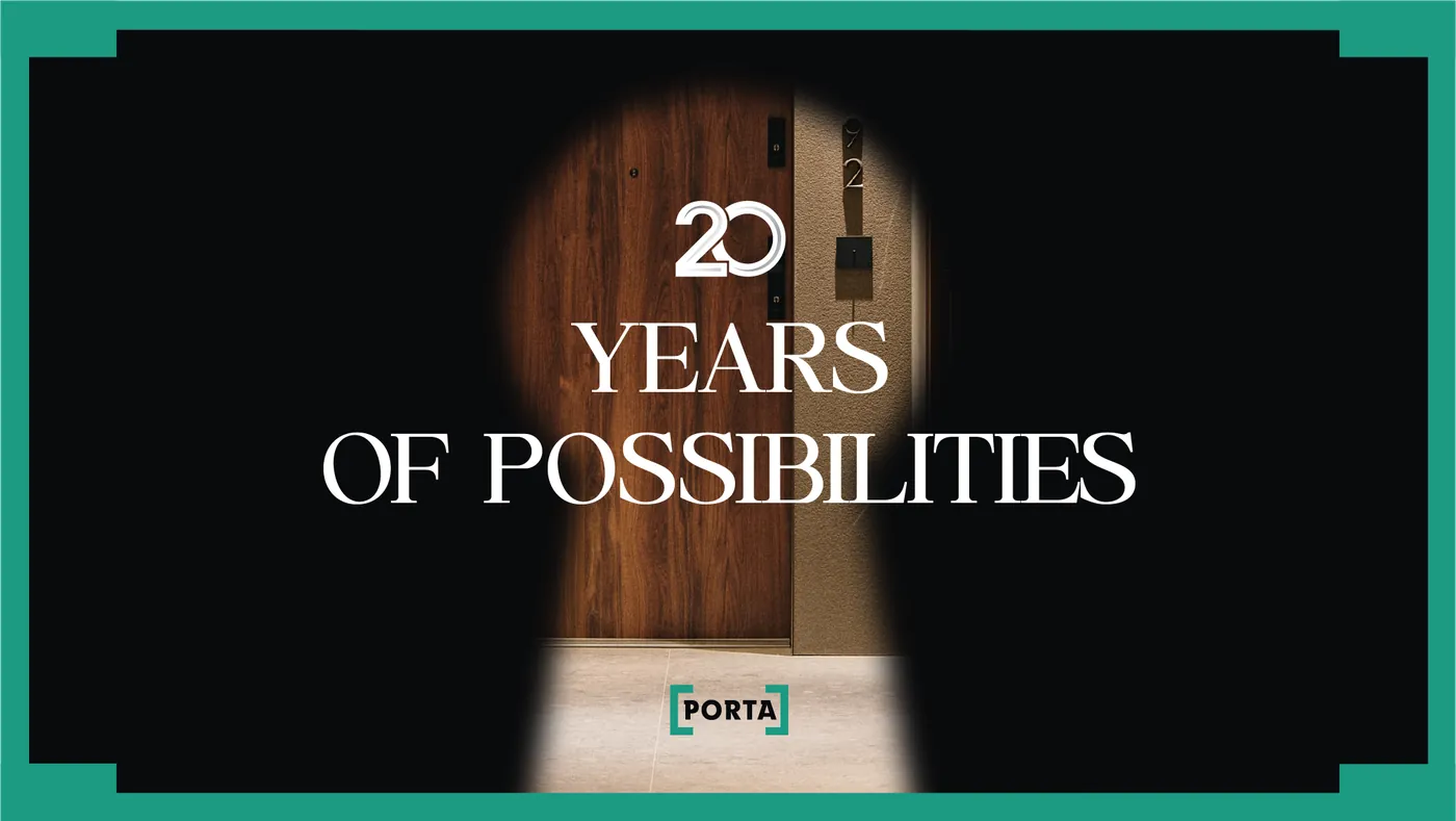 Slajd z szablonu prezentacji: 20 Years of Possibilities w świetle z dziurki od klucza