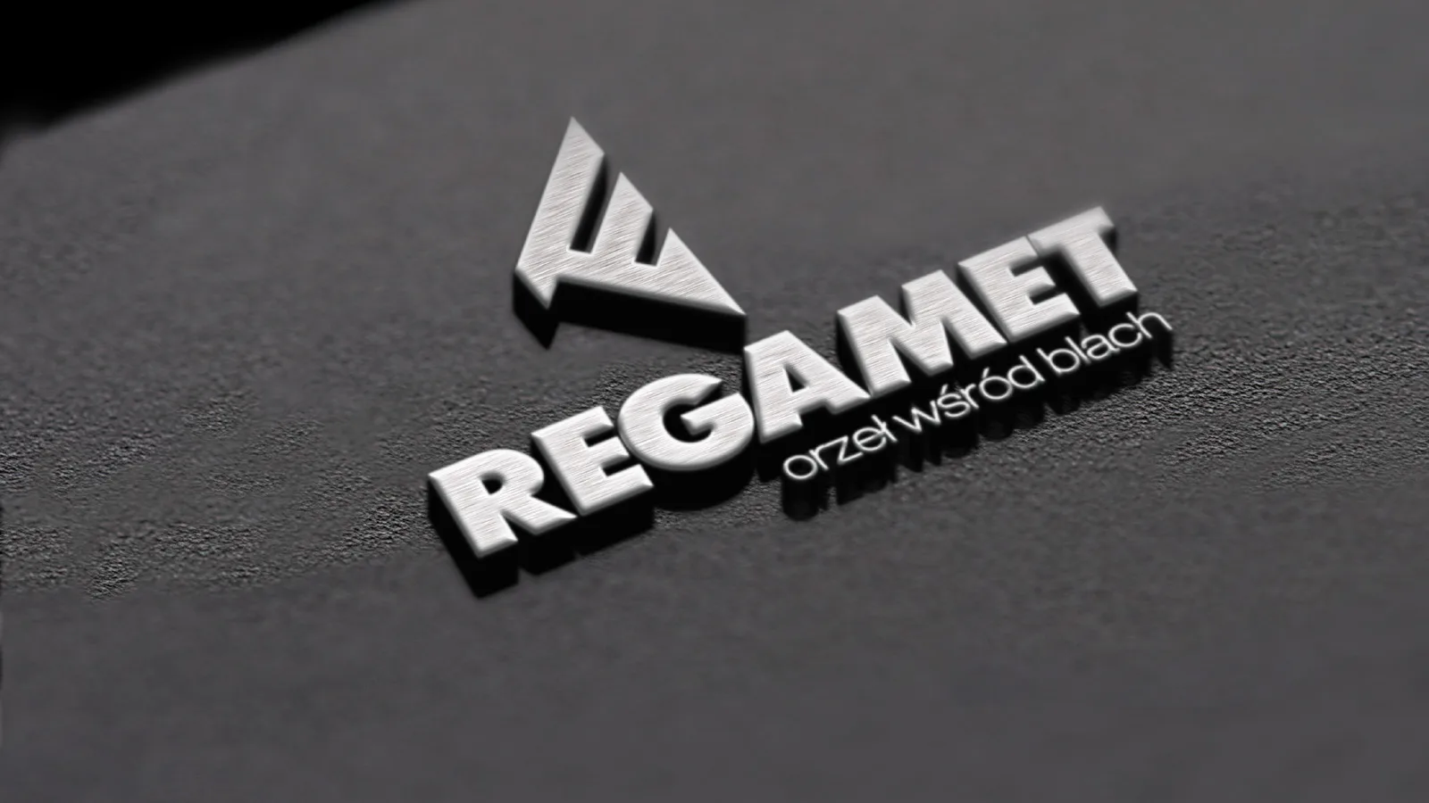 Logo Regamet przed liftingiem: pochylony napis i claim pisany małymi literami, wytłoczone w szczotkowanym metalu