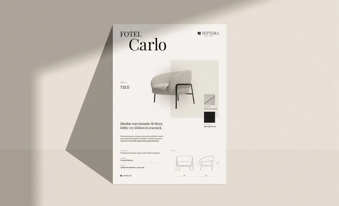 Karta produktu fotela Carlo oparta o jasną ścianę w smudze światła.