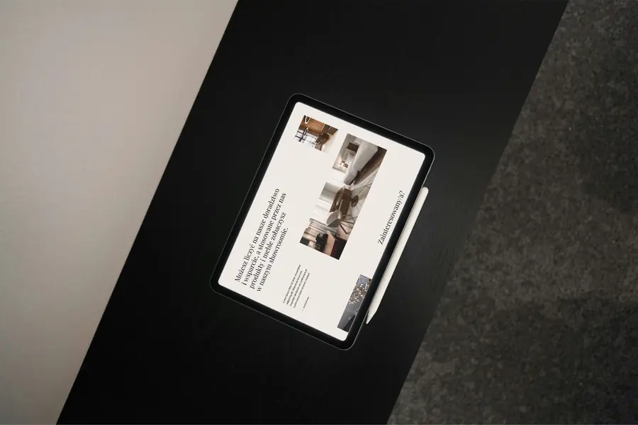 Tablet ze stroną Septima Design na czarnym stole.
