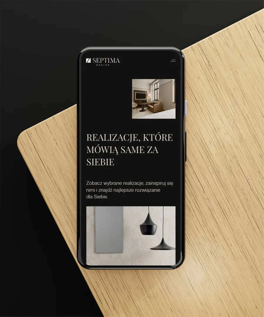 Telefon ze stroną realizacji Septima Design na dębowym blacie.