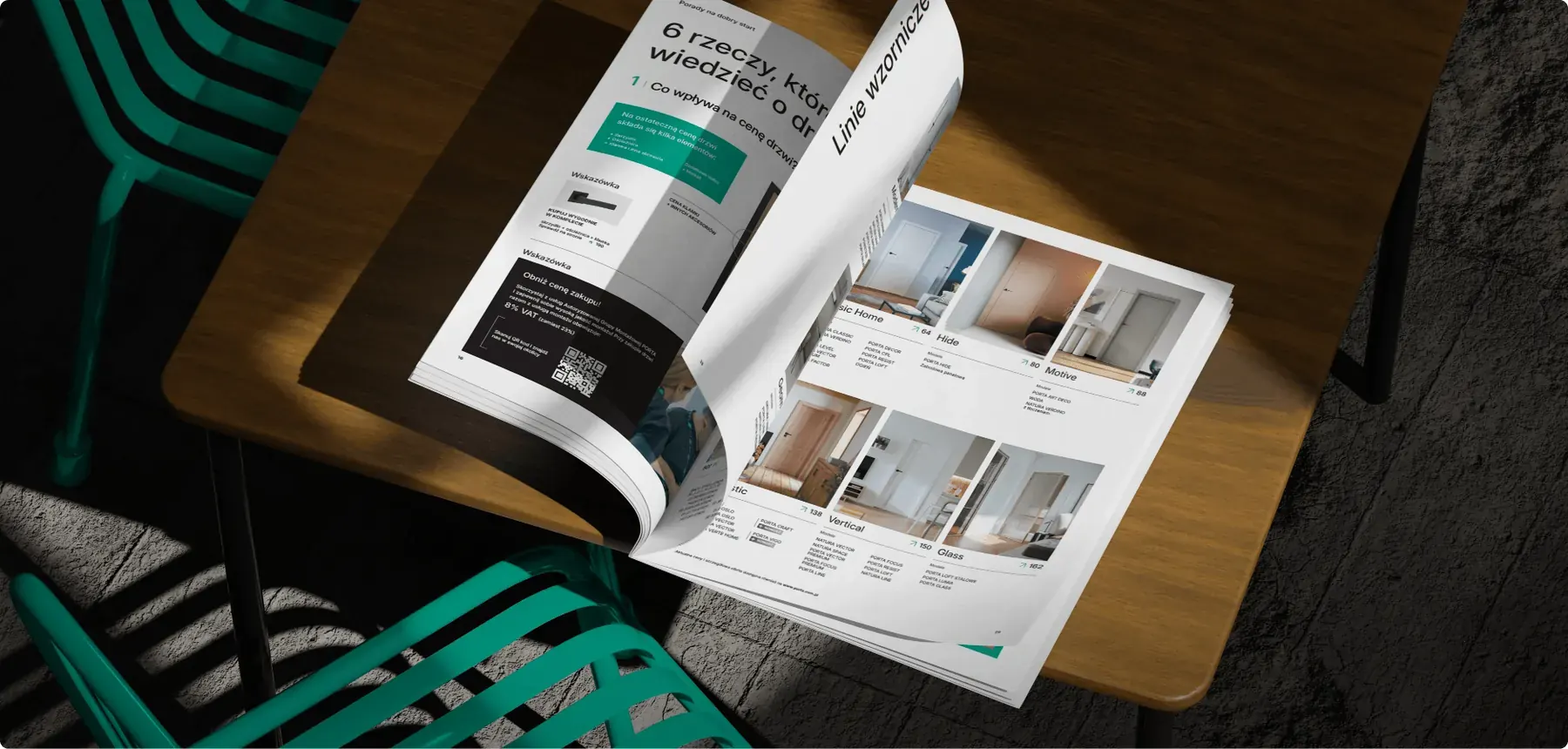 Otwarty katalog Porta na drewnianym stole, obok zielone krzesło