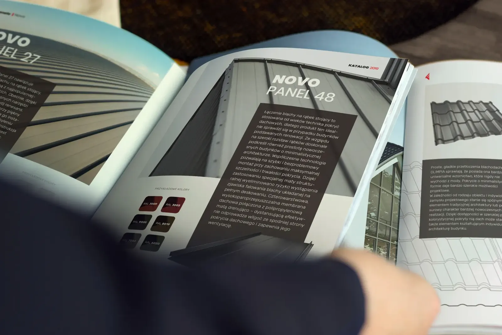Otwarty katalog Regamet na rozkładówce z panelami Novo