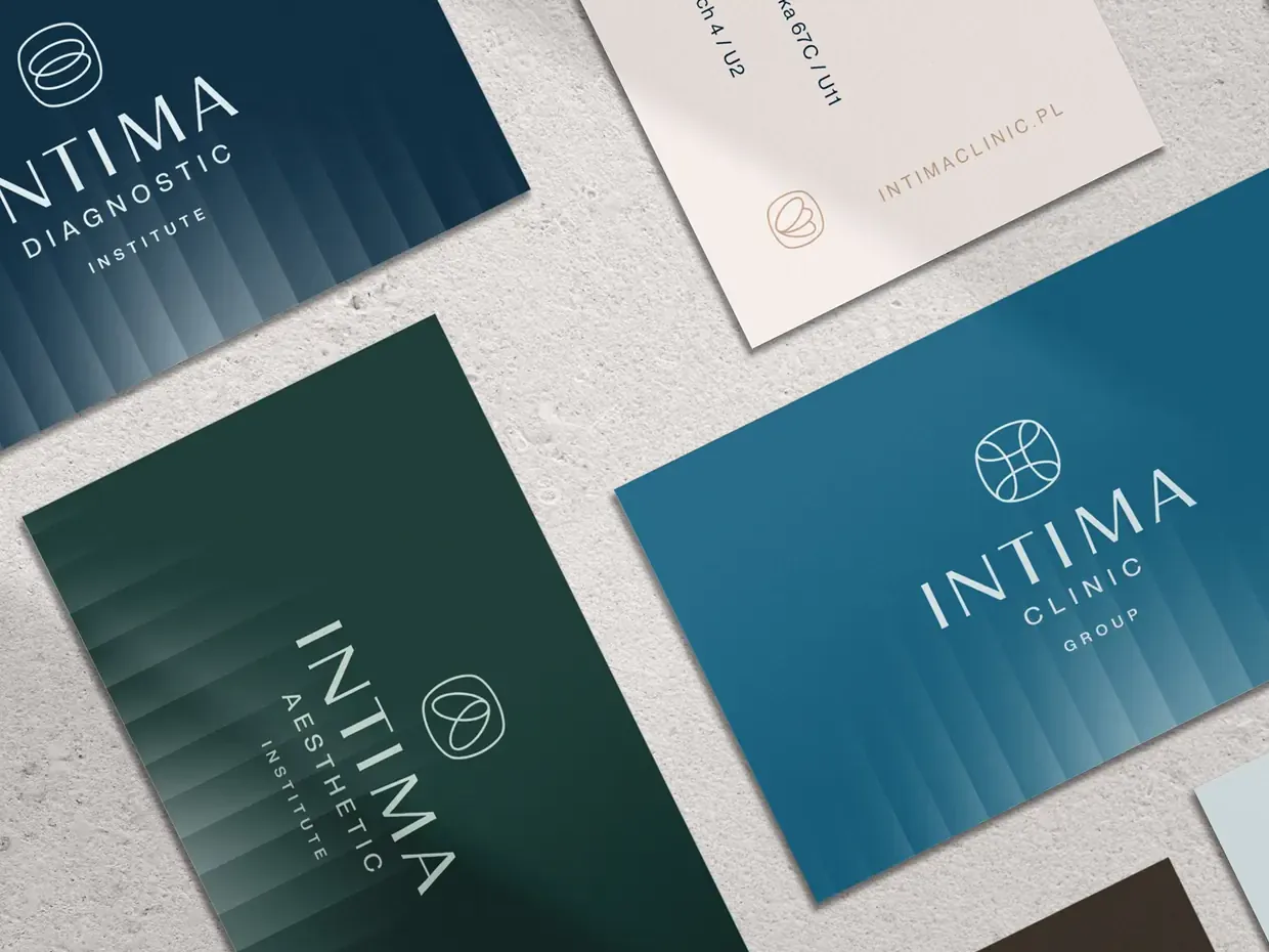 Wizytówki Intima Clinic w kolorach instytutów: granatowa Diagnostic, zielona Aesthetic, morska Clinic Group i beżowa z adresem strony.