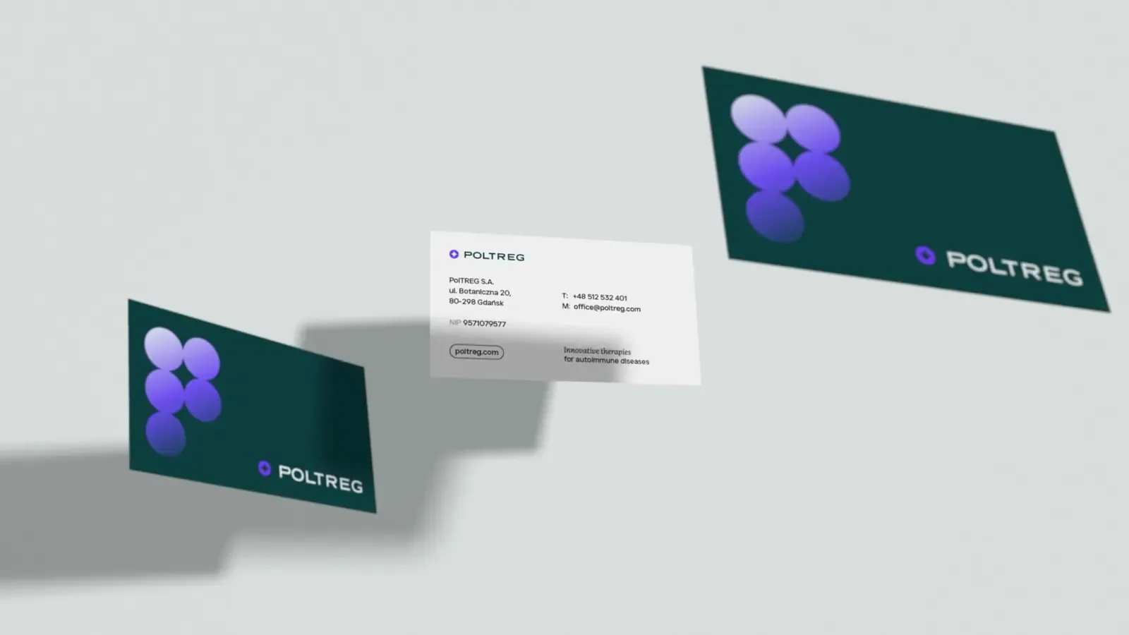 Wizytówki PolTREG w powietrzu: ciemnozielone rewersy z fioletowymi kołami i biały awers z danymi firmy.