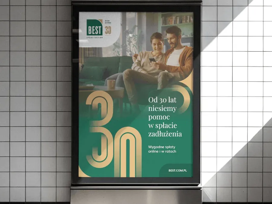 Citylight BEST na przystanku: złota liczba 30 z linii na ciemnej zieleni i hasło „Od 30 lat niesiemy pomoc w spłacie zadłużenia”.