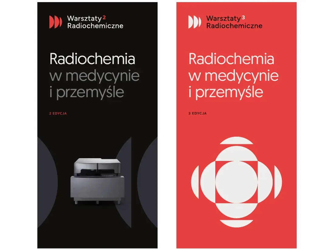 Dwa roll-upy Warsztatów Radiochemicznych irtech, czarny i czerwony, z numerem edycji przy nazwie i hasłem „Radiochemia w medycynie i przemyśle”.