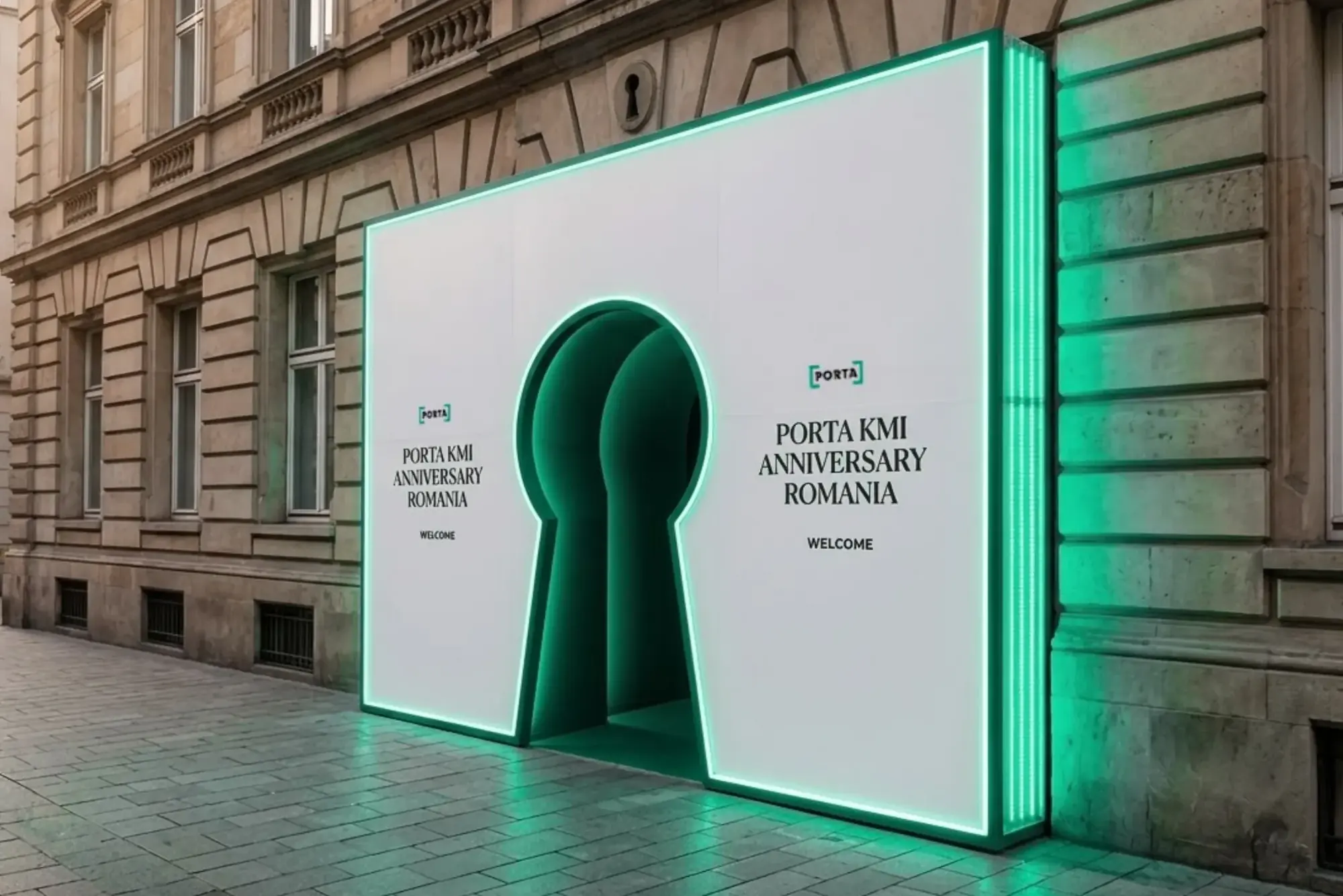 Wejście z koncepcji jubileuszu Porty w Rumunii: podświetlana ścianka przy kamienicy z przejściem w kształcie dziurki od klucza i powitaniem gości.