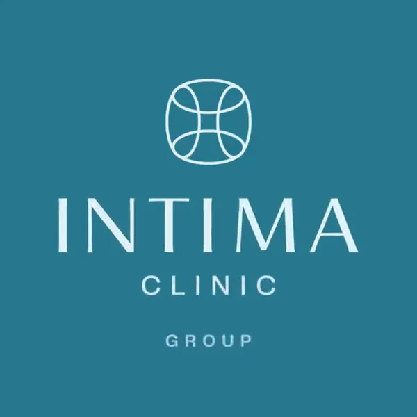 Logo Intima Clinic: sygnet z łuków i napis na morskim tle.