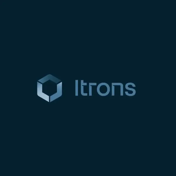 Logo Itrons: heksagon z trzech modułów i napis na granatowym tle.