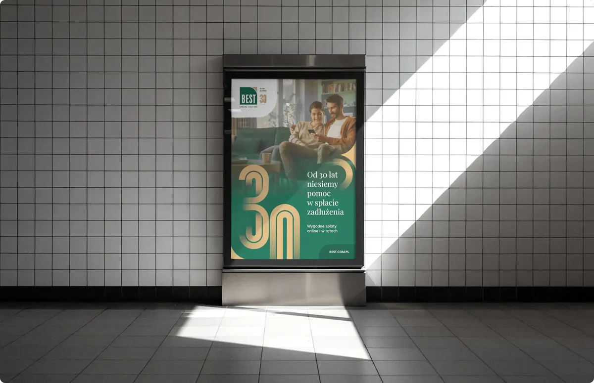 Plakat citylight na 30-lecie BEST z hasłem „Od 30 lat niesiemy pomoc w spłacie zadłużenia” i złotą liczbą 30 na zieleni.