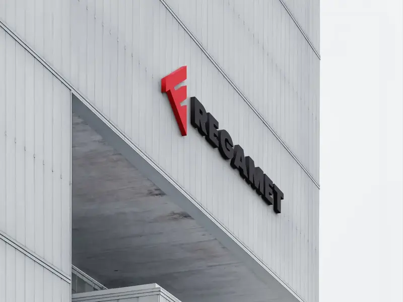 Przestrzenne logo Regamet na jasnej elewacji budynku.