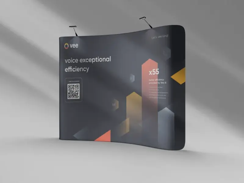 Ścianka targowa Vee z hasłem „voice exceptional efficiency” i kodem QR.