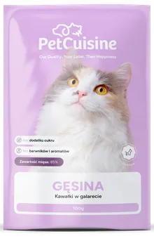 Saszetka PetCuisine, smak gęsina: kot na różowym tle.