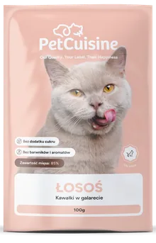 Saszetka PetCuisine, smak łosoś: kot na łososiowym tle.
