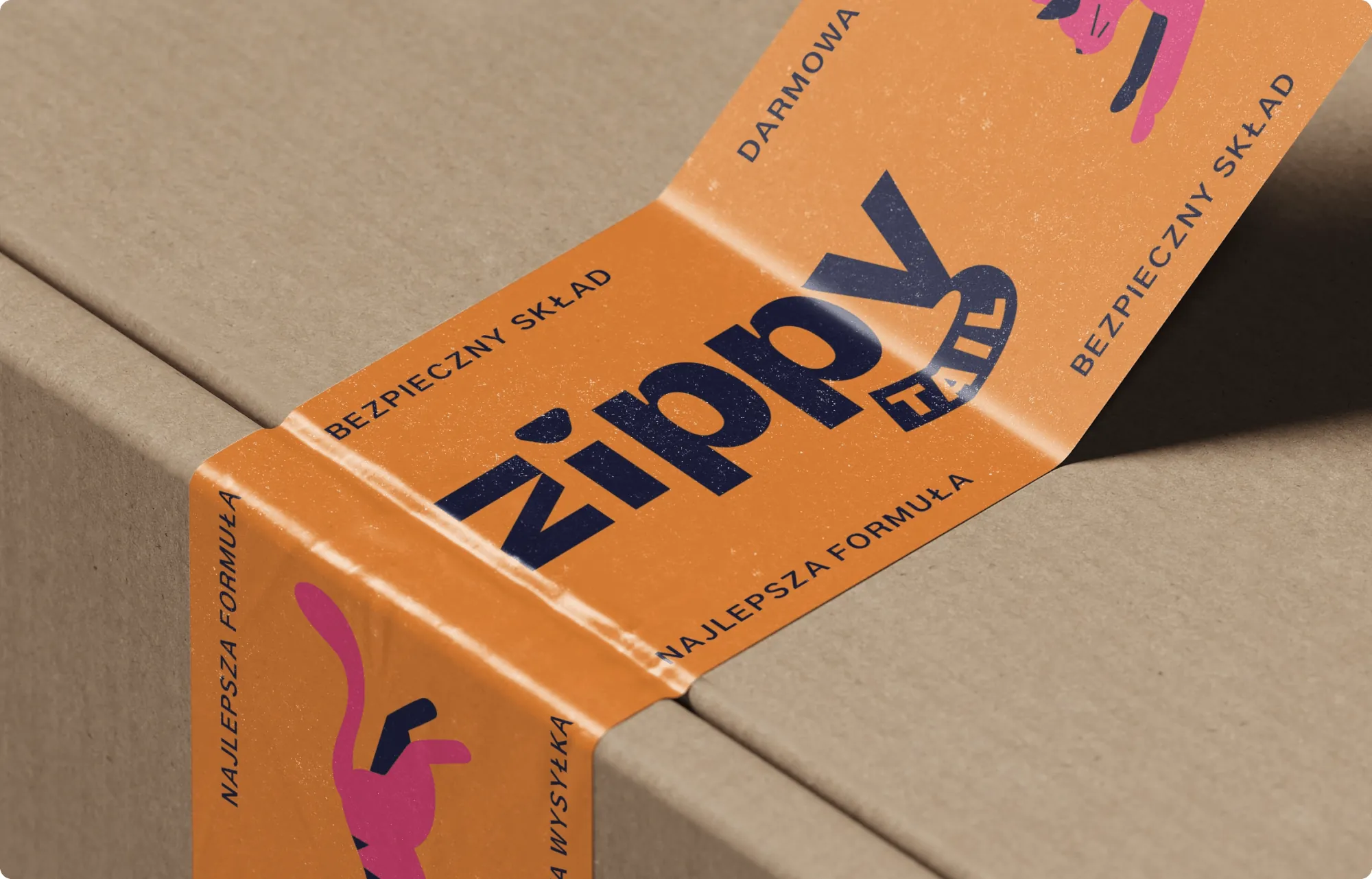 Pomarańczowa taśma Zippy Tail z hasłami na rogu kartonu wysyłkowego.