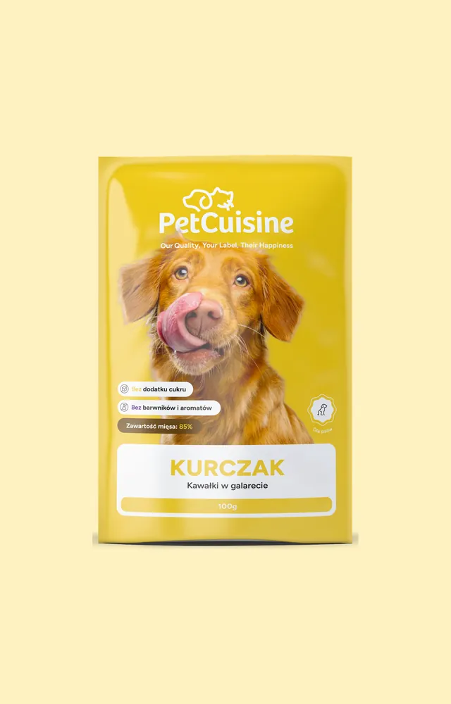 Żółta saszetka PetCuisine o smaku kurczaka z oblizującym się psem.