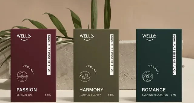 Kartoniki olejków WellB Passion, Harmony i Romance na tle liści.