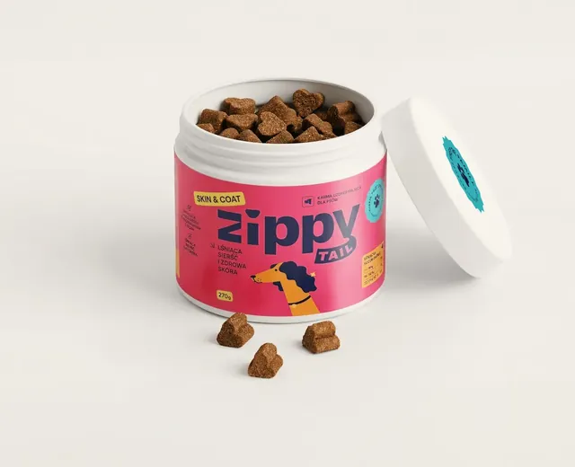 Otwarty słoik Zippy Tail z przysmakami dla psa.