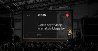 Slajd irtech na ekranie sali konferencyjnej.