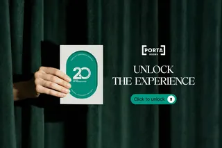 Mailing: dłoń wysuwa kartę ze znakiem 20 zza zielonej kurtyny.