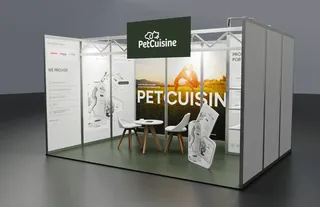 Stoisko PetCuisine z zielonym logo nad wejściem i dużym napisem.