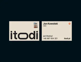Przód i tył wizytówki itodi na granatowym tle.