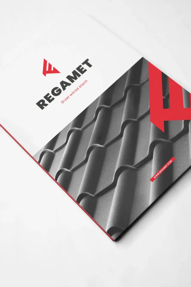 Okładka teczki Regamet z dachówką i fragmentem sygnetu.