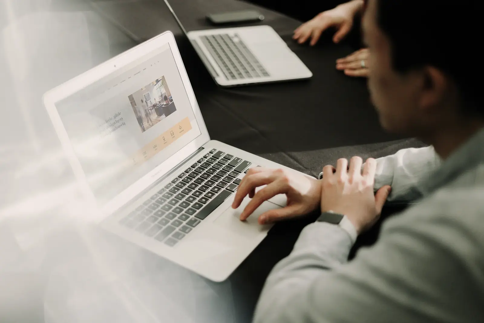 Strona hanadesign.pl na laptopie.