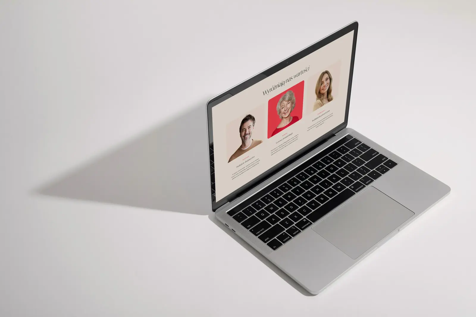 Strona 32nowastomatologia.pl na laptopie.